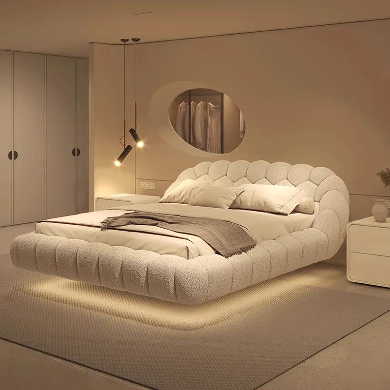 Lit flottant en laine d'agneau, esthétique, princesse, mariage, haut de gamme, qualité, appartement 