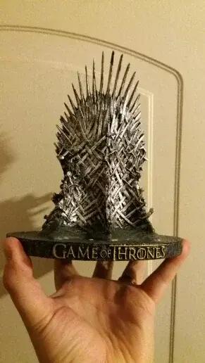 Figurine Trone de Fer Game of Thrones Modèle Main Décoration Support Téléphone Cadeau Occasion Spéciale