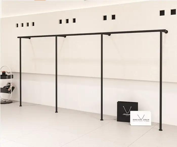 Présentoirs de magasin de vêtements