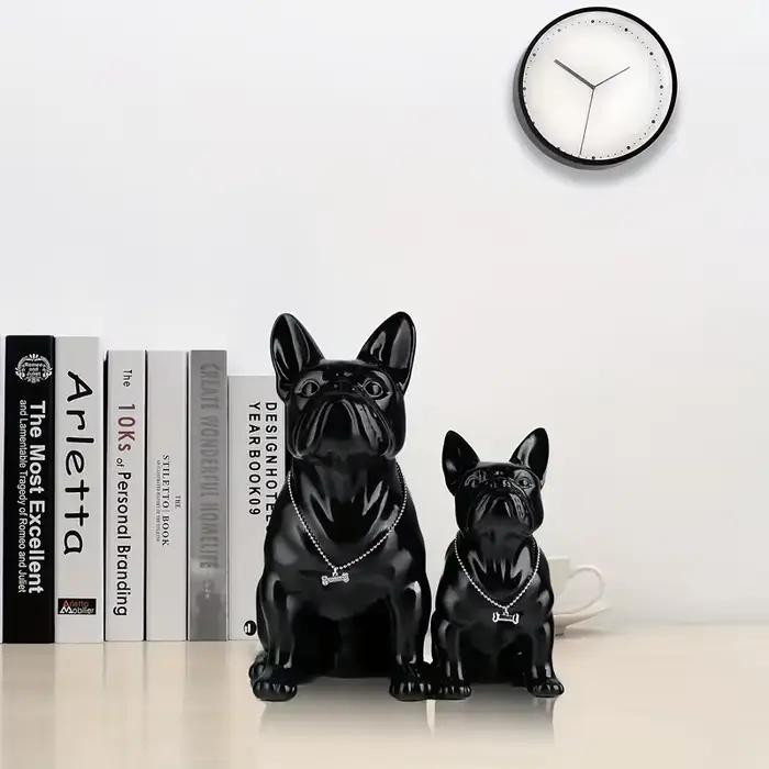 Statue de bouledogue français assis en résine avec collier en métal pour décoration de maison intérieure salon cuisine occasions spéciales