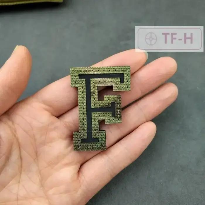 Brassard réfléchissant camouflage avec boucle à crochet et lettres découpées laser pour cyclisme sécurité et style occasions spéciales