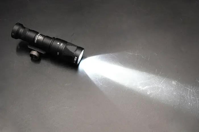 Sotac M300V Mini lampe de poche blanche Scout