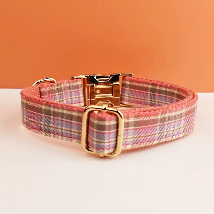 Collier pour chien avec motif écossais personnalisable tour de cou réglable pour animaux de compagnie style festive élégant à offrir pour chiens occasions spéciales