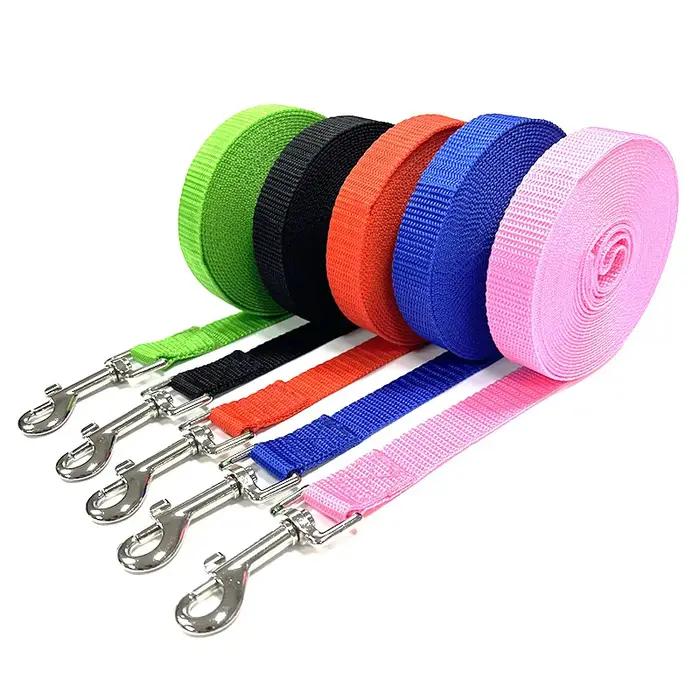 Laisse d'entraînement en nylon pour chiens de toutes tailles et saisons longues et solides pour promenades et randonnées en toute sécurité