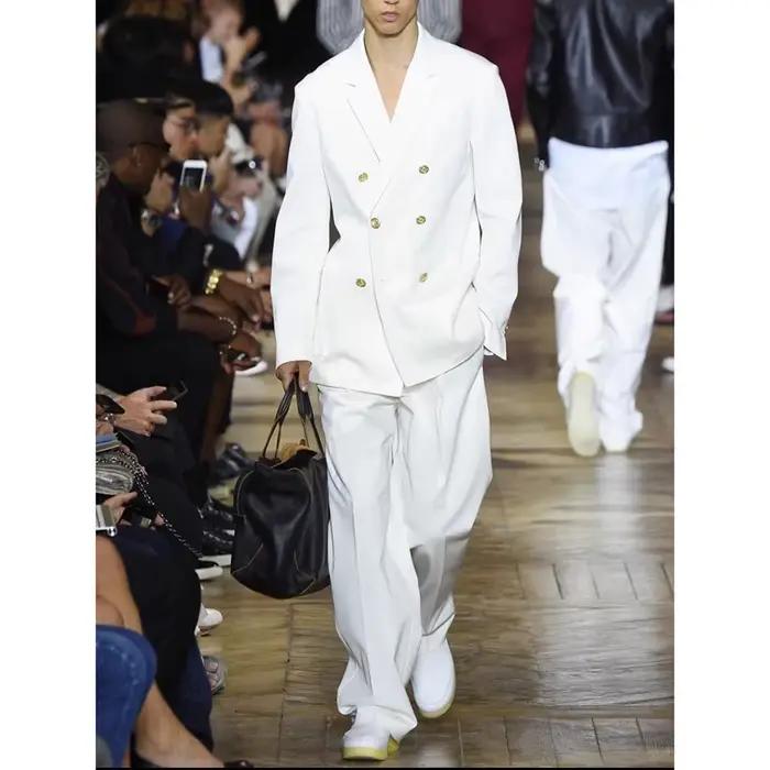 Costume d'été décontracté et élégant pour homme avec revers cranté et double boutonnage pour occasions formelles et décontractées ```