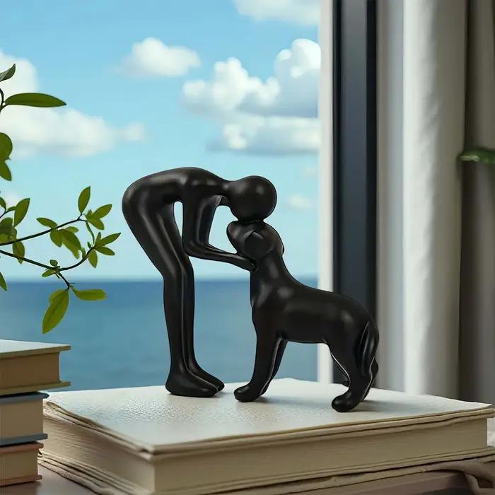 Une statue de chien noir et de propriétaire élégante et simple