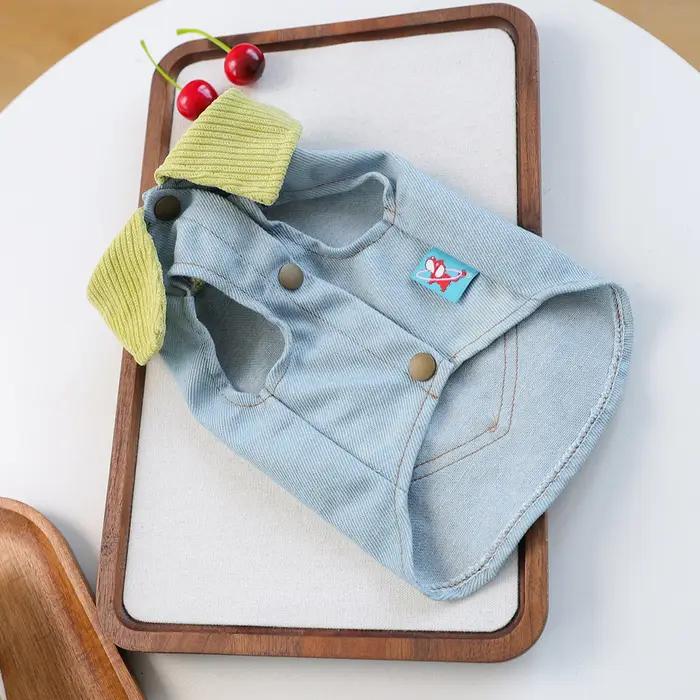 Gilet en jean pour animaux de compagnie Flower Pocket, bleu clair avec col vert citron, sans manches avec anneau en D, veste à deux pattes pour petits chiens et chats