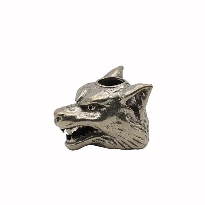 Sculpture de tête de guerriers de loup