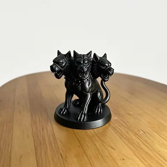 Statue de chien noir à trois têtes