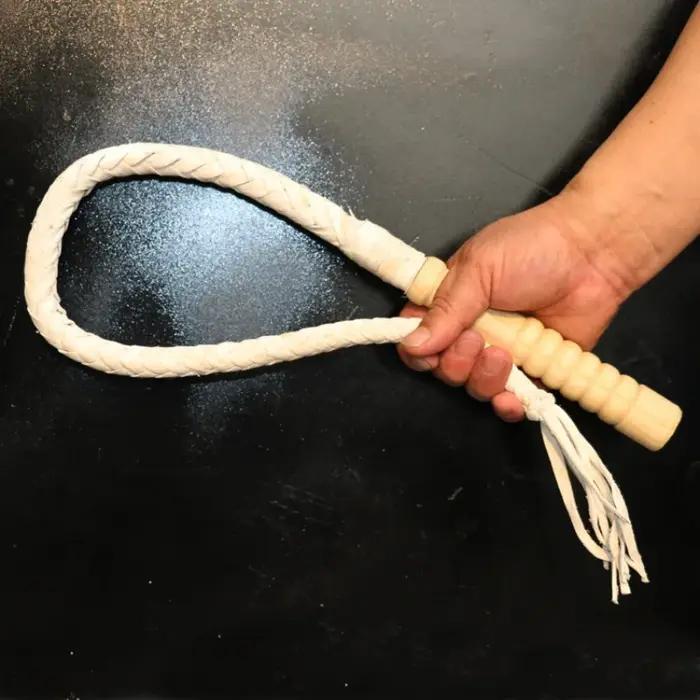 Fouet d'équitation tressé à la main en bois avec manche robuste pour cavaliers et spectacles équestres