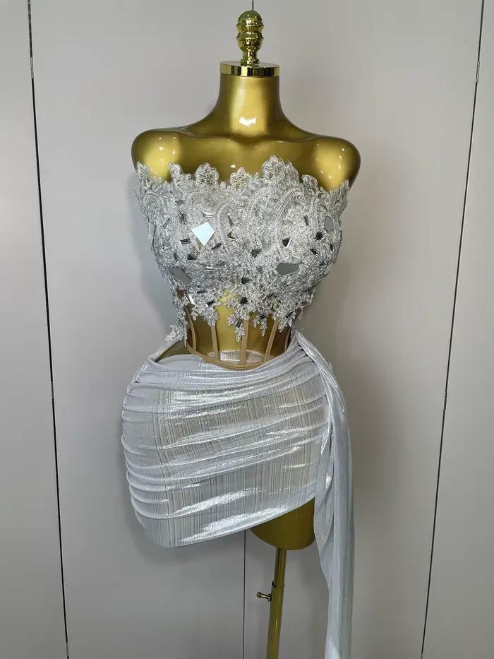 Robe courte sans bretelles à paillettes argentées scintillantes