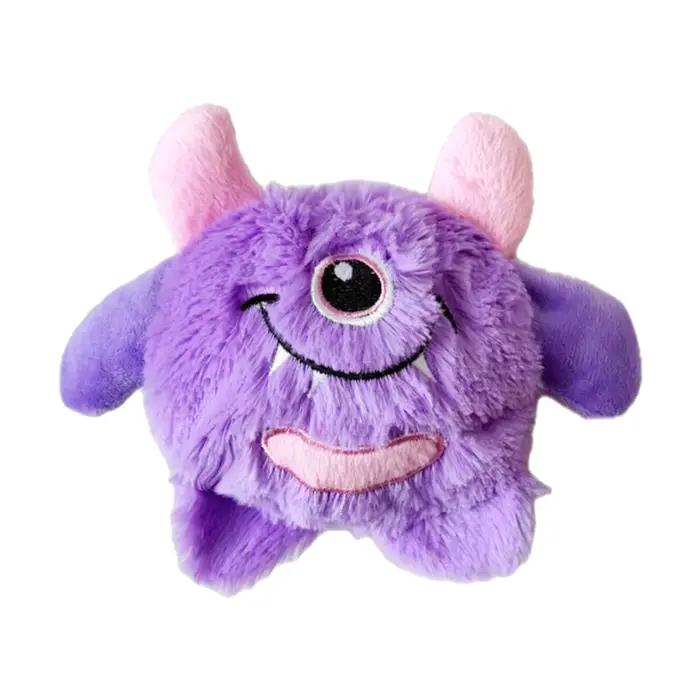 Un petit chien monstre en peluche