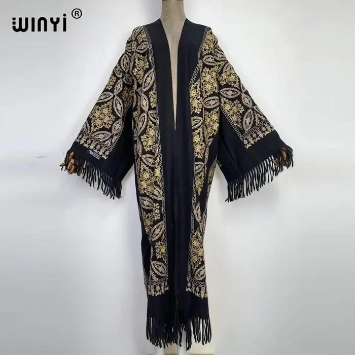 Pashmina Longue Brodée avec Pompon Style Folk Indépendant pour Femme Occasions Spéciales Hiver Polyester Taille Unique