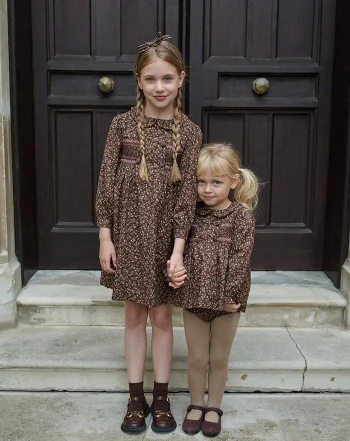 Collection florale marron AS AW26 : Robe smockée en coton imprimé pour filles et vêtements assortis en tricot pour garçons (tenues de famille)