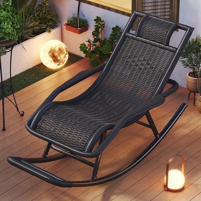 Chaise à bascule en rotin pour détente extérieure adultes balcon jardin relaxation chaise longue durable design moderne