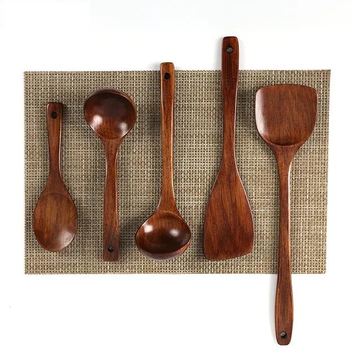 Ensemble d'ustensiles de cuisine : spatule de cuisson