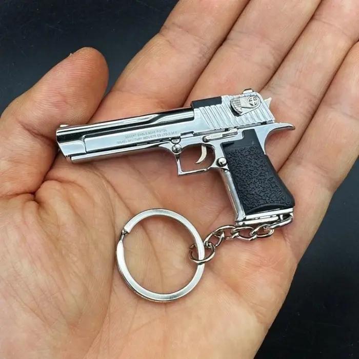 Porte-clés Desert Eagle miniature en alliage de métal pour adultes et enfants modèles de pistolets pour garçons et filles cadeau de Noël occassions spéciales