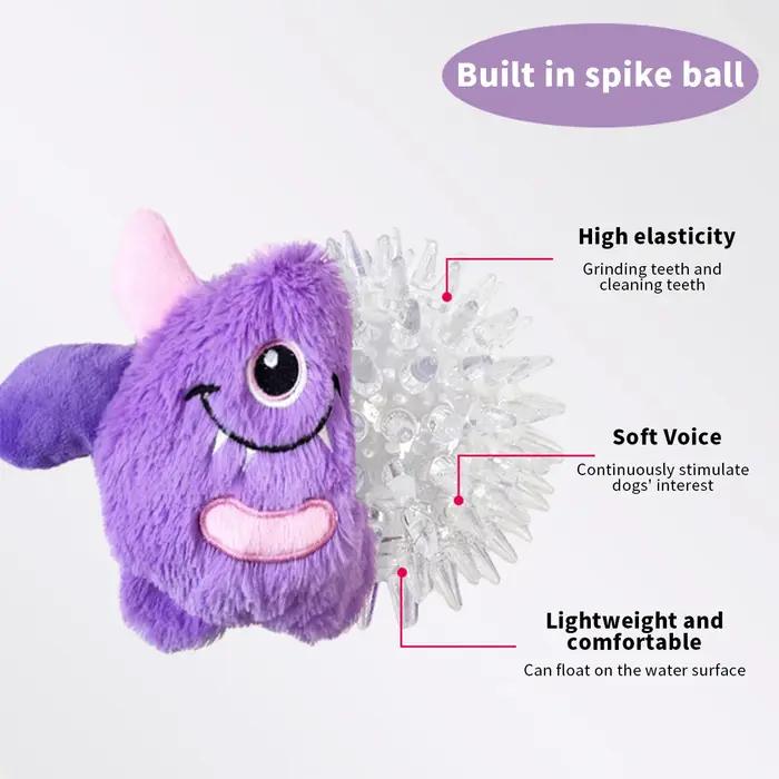 Un petit chien monstre en peluche