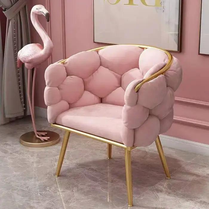 Fauteuil de salon moderne et confortable design élégant style relaxant accessoire de luxe pour maison occasions spéciales à offrir