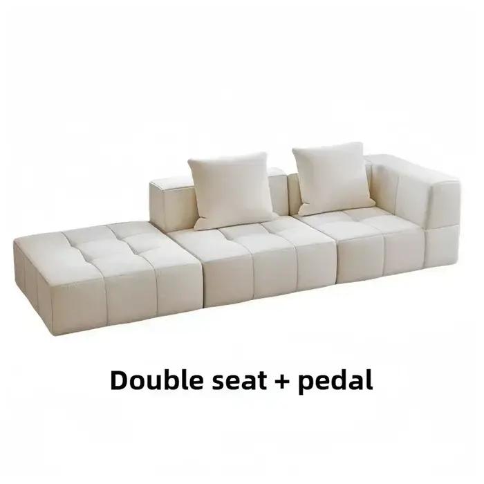 Canapé sectionnel modulaire en forme de L de couleur crème avec oreillers en peluche