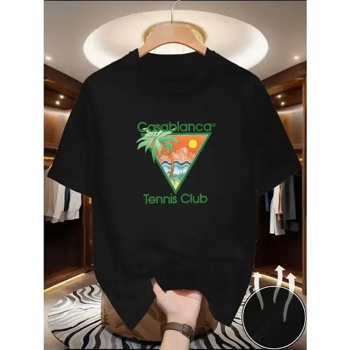 Ce t-shirt décontracté d'été présente un texte vert « Casablanca » et un motif triangulaire comprenant des éléments