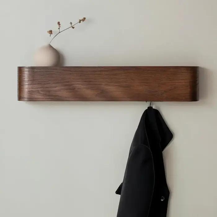 Porte-vêtements mural en noyer élégant pour entrée moderne avec haute capacité de charge facile à installer pour femme et homme occasions spéciales