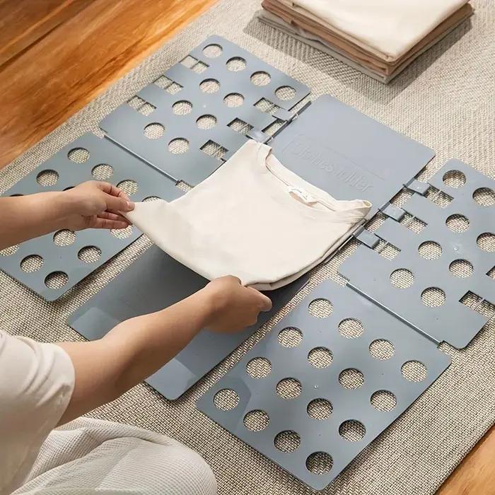 Planche à vêtements pliante en plastique pour rangement et organisation pratique à domicile pour vêtements pliés et présentation élégante des vêtements des enfants et des adultes occasions spéciales