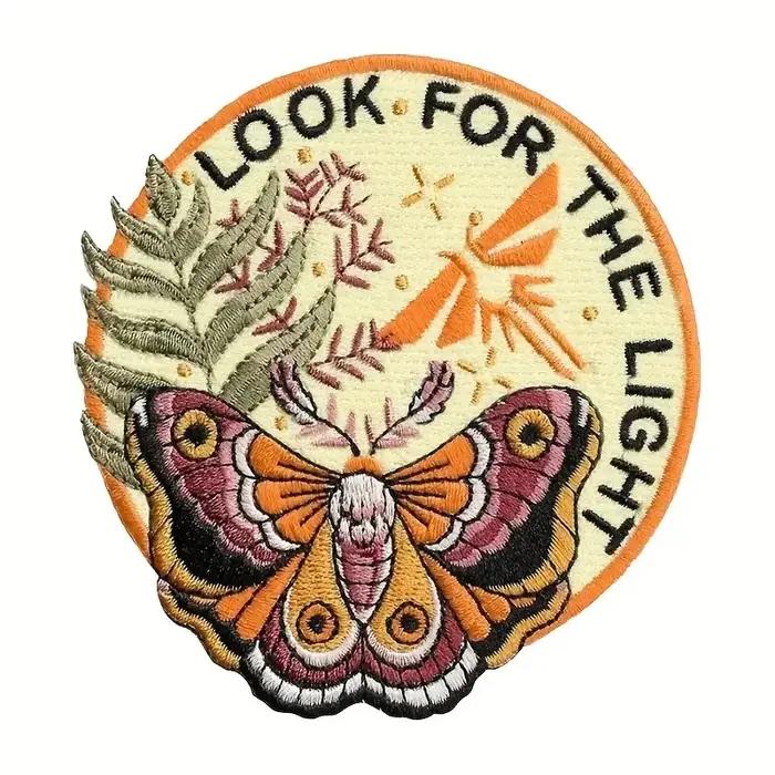 Patch brodé Look For Light Moth badge inspiration animaux naturels cadeau pour vêtements casquette veste chapeau de camionneur occassions spéciales