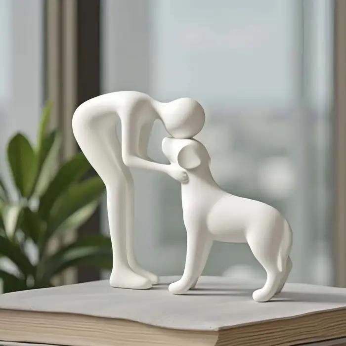 Une statue de chien noir et de propriétaire élégante et simple