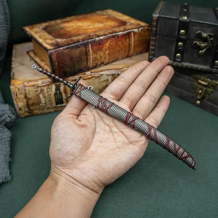 Miniature Divine Slasher Épée en Métal pour Collectionneurs de Monster Hunter Occasions Spéciales Avisés
