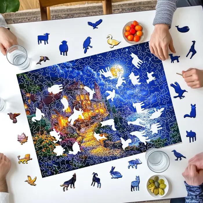 Puzzle en bois au château côtier au clair de lune avec pièces uniques en forme d'animal