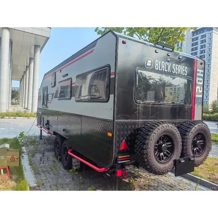 Remorque de camping off-road avec toit rigide et souple, suspension indépendante, capacité de couchage pour quatre personnes, idéale pour les voyages de chasse et les expéditions en plein air