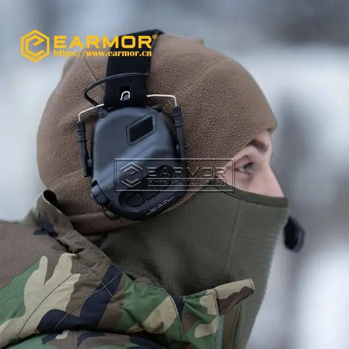 Casque de chasse EARMOR M32 MOD4 avec amplification sonore et veste Nato TP120 Noir pour chasseurs cherchant protection auditive et confort en extérieur
