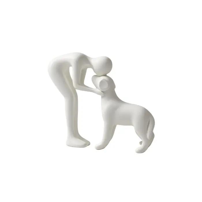 Une statue de chien noir et de propriétaire élégante et simple