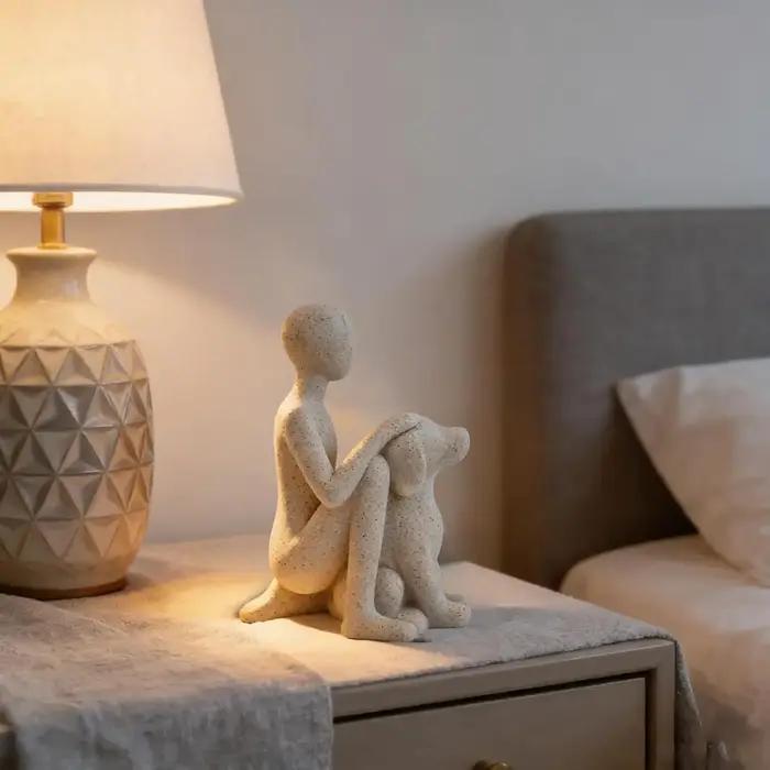 Statue de chien pour la décoration intérieure, Sculpture d'homme avec chien pour bureau, salon, Figurine en résine peinte à la main - Cadeau souvenir pour les amoureux des animaux