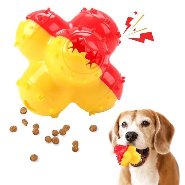 Les chiens de compagnie font des sons, jouent avec des boules de jouets, fuite des dents broyées, ne