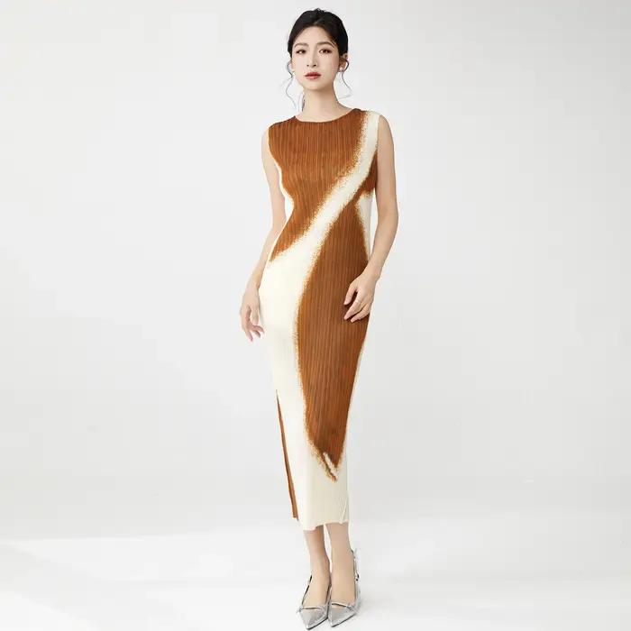 Robe PY en polyester décontractée pour femmes senior, silhouette gaine, col rond, couleur café, occasion spéciale ```