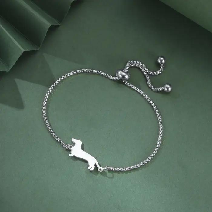Bracelet à breloques teckel pour femmes acier inoxydable double couche avec motifs floraux cadeau bijoux pour femmes occasions spéciales