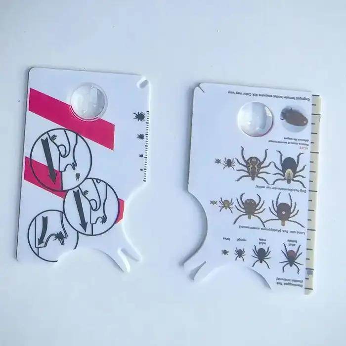 Carte anti-tiques avec loupe pour une extraction facile des tiques