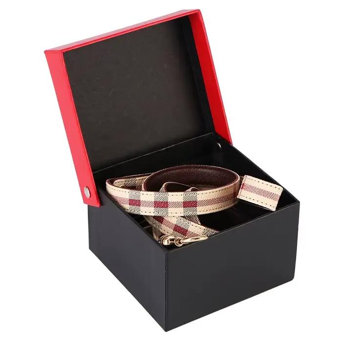 Ensemble de collier en cuir rayé pour chiot élégant à offrir pour chiens de petite taille sorties en famille