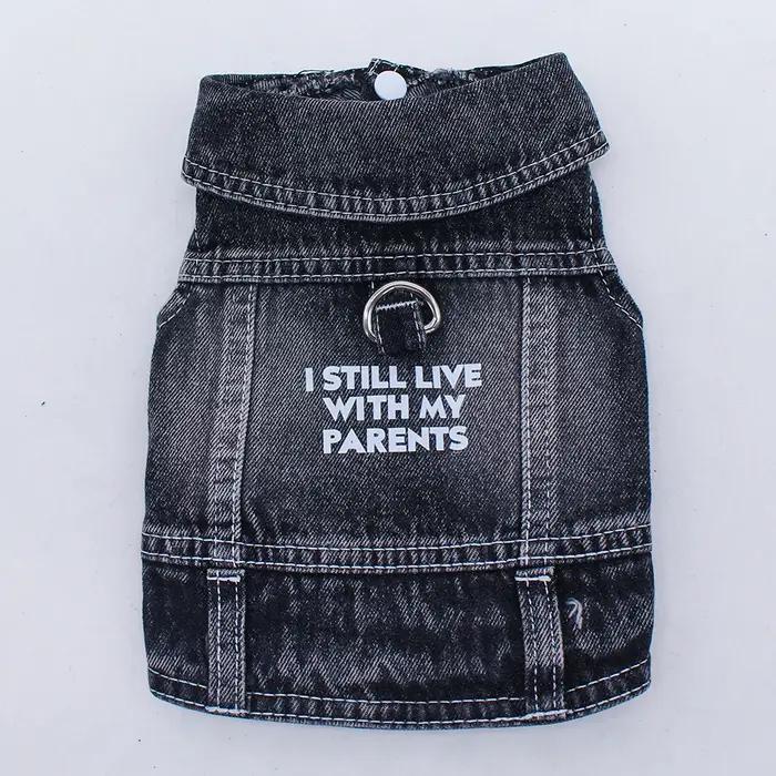 Veste en jean avec lettres noires pour chien