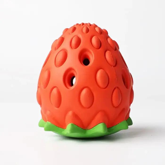 Balle interactive en caoutchouc en forme de fraise pour chien
