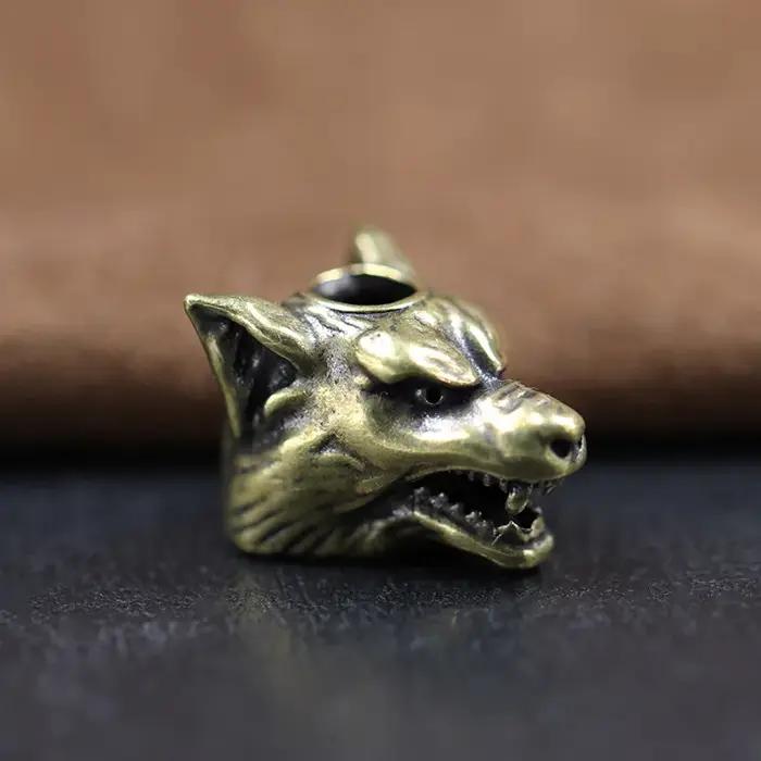 Sculpture de tête de guerriers de loup, perle de paracorde en laiton, pendentif de lanière fait à la