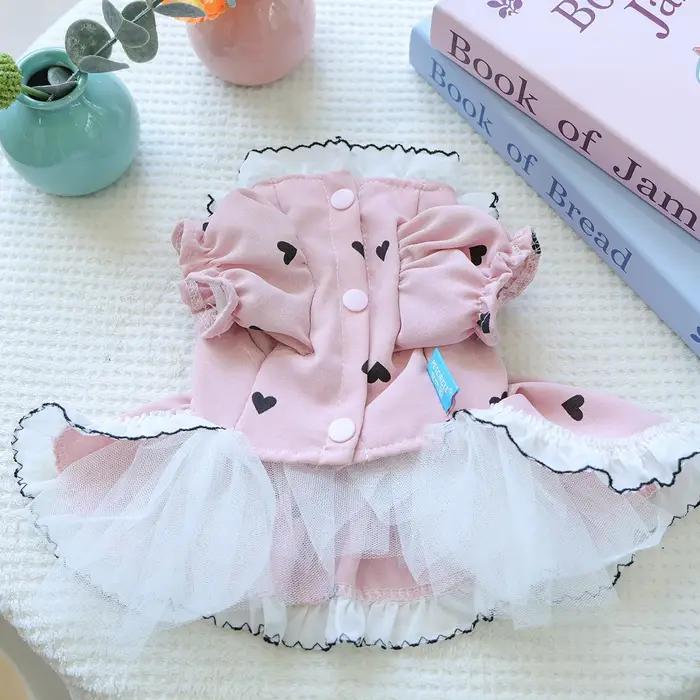 Robe en dentelle romantique et douce pour chien de printemps et d'été en rose et blanc pour promenades et événements spéciaux
