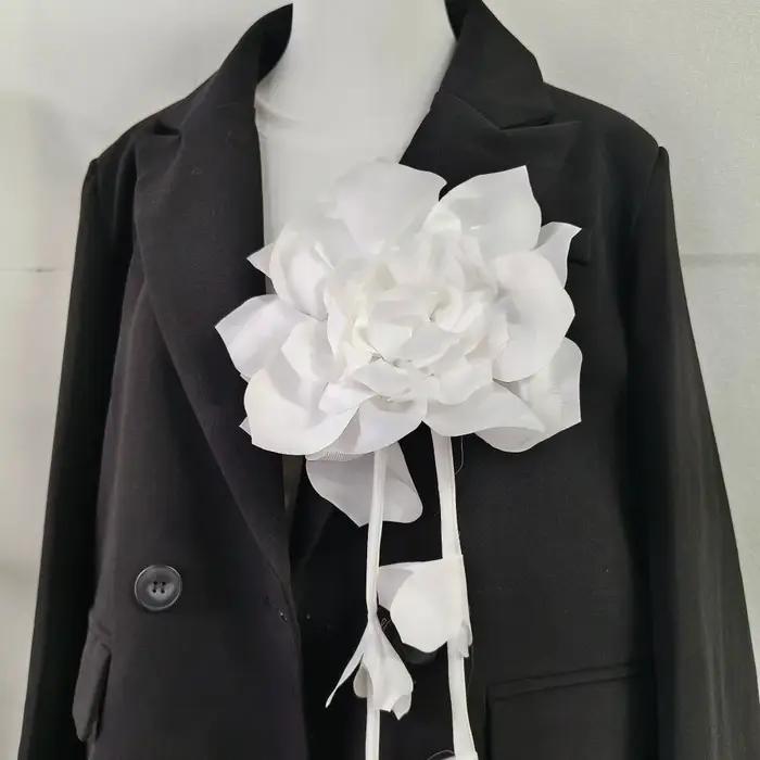 Broche Fleur en Tissu Faite à la Main pour Femme Élégante Épingle de Revers Florale Badge de Mariage Accessoire Vestimentaire Bijou Cadeau Occasions Spéciales