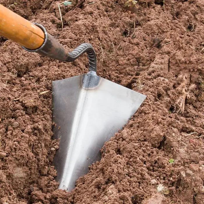 Houe de labour triangulaire pour la retournement du sol agricole