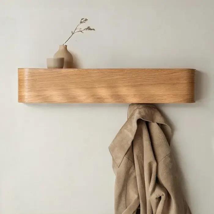 Porte-vêtements mural en noyer élégant pour entrée moderne avec haute capacité de charge facile à installer pour femme et homme occasions spéciales