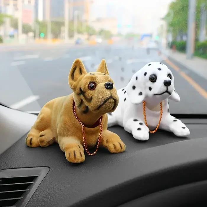 Ornement de voiture secouant le chien qui hoche la tête