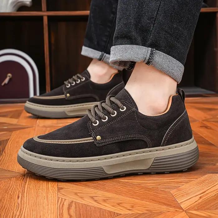 Les chaussures décontractées d'affaires minimalistes pour hommes sont à la mode