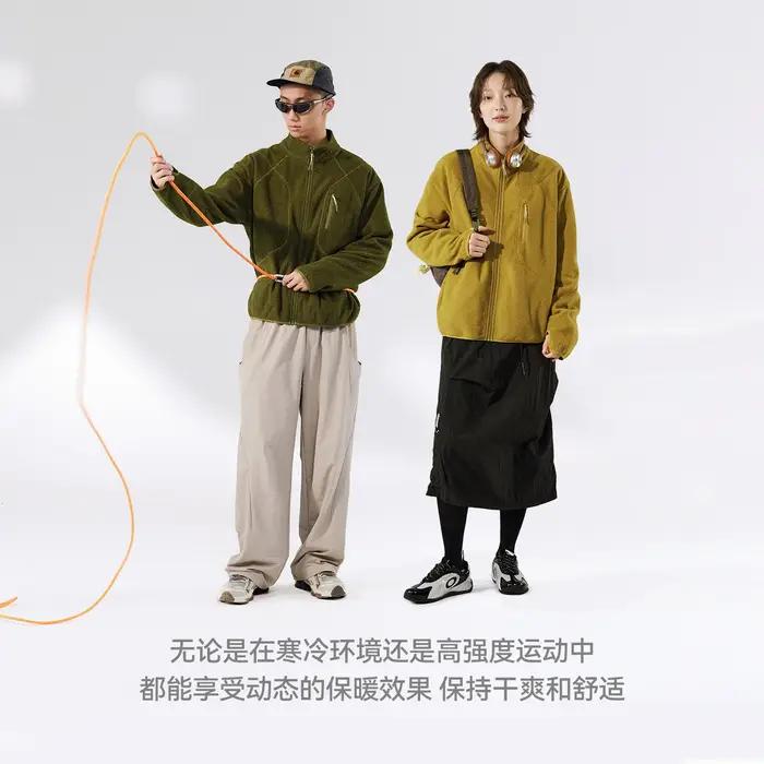 Veste chauffante doublée en polaire pour homme : équipement d'extérieur d'hiver avec col montant et design zippé